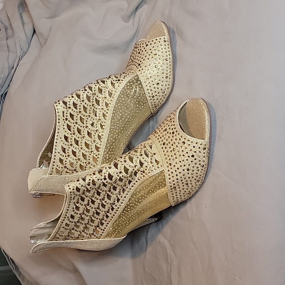 Pierre Dumas Gold Open Toe Ciara size 8.5